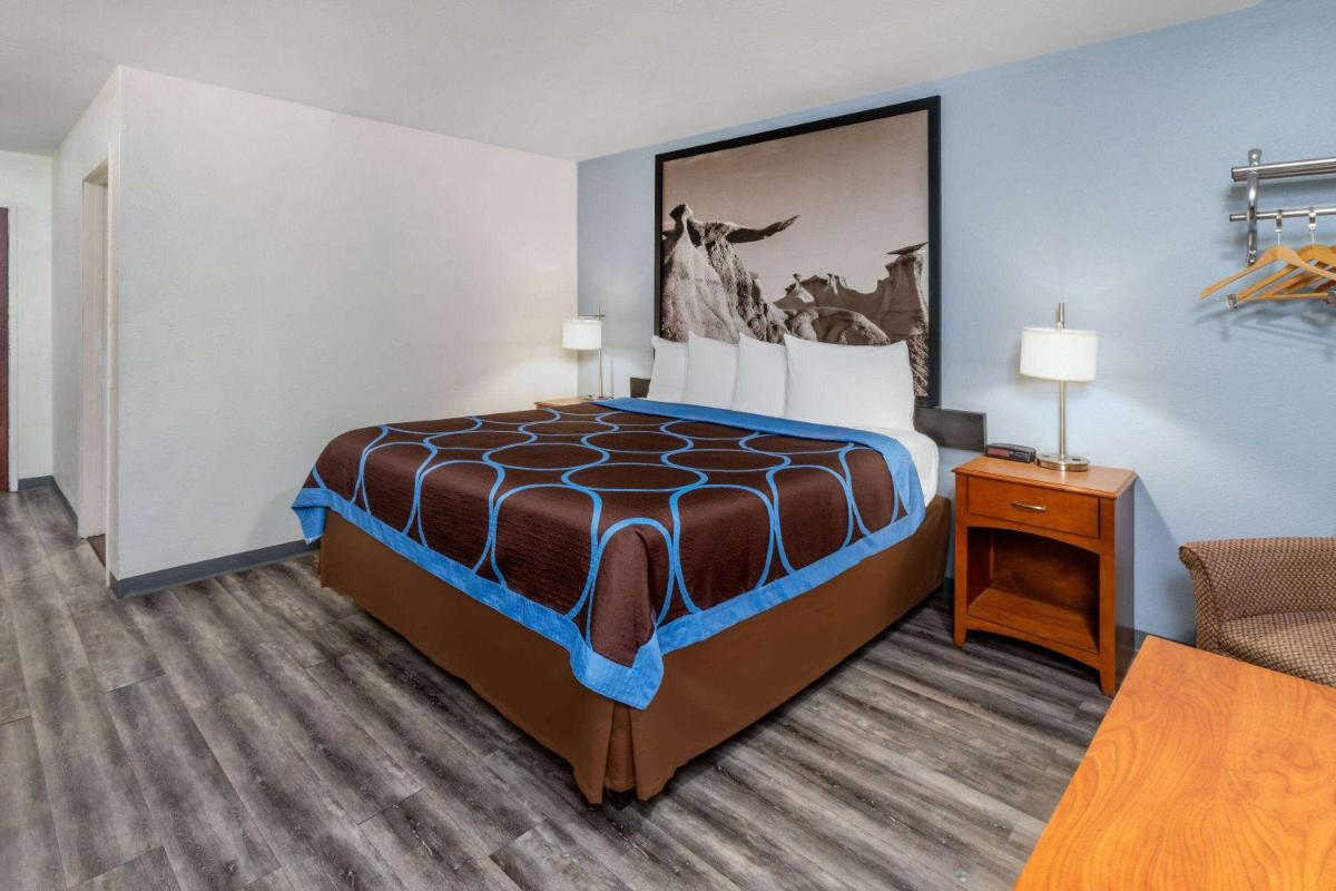 Super 8 by Wyndham Clayton - Housity