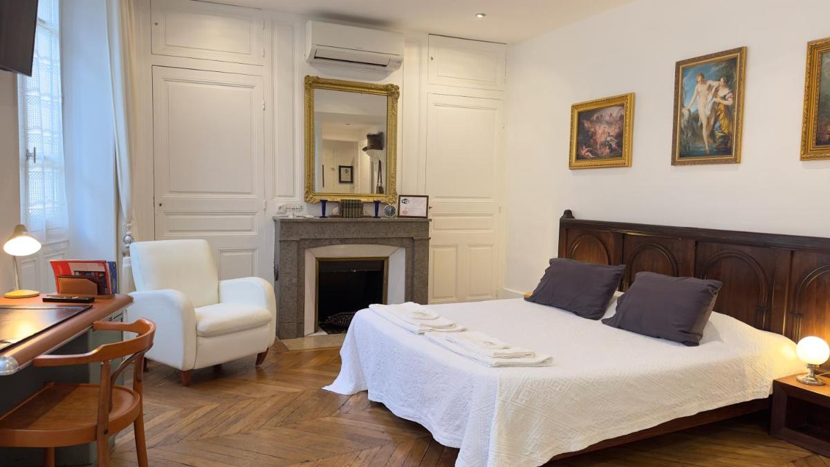 Chambre de charme au coeur du vieux Valence - Confort & Calme - Housity