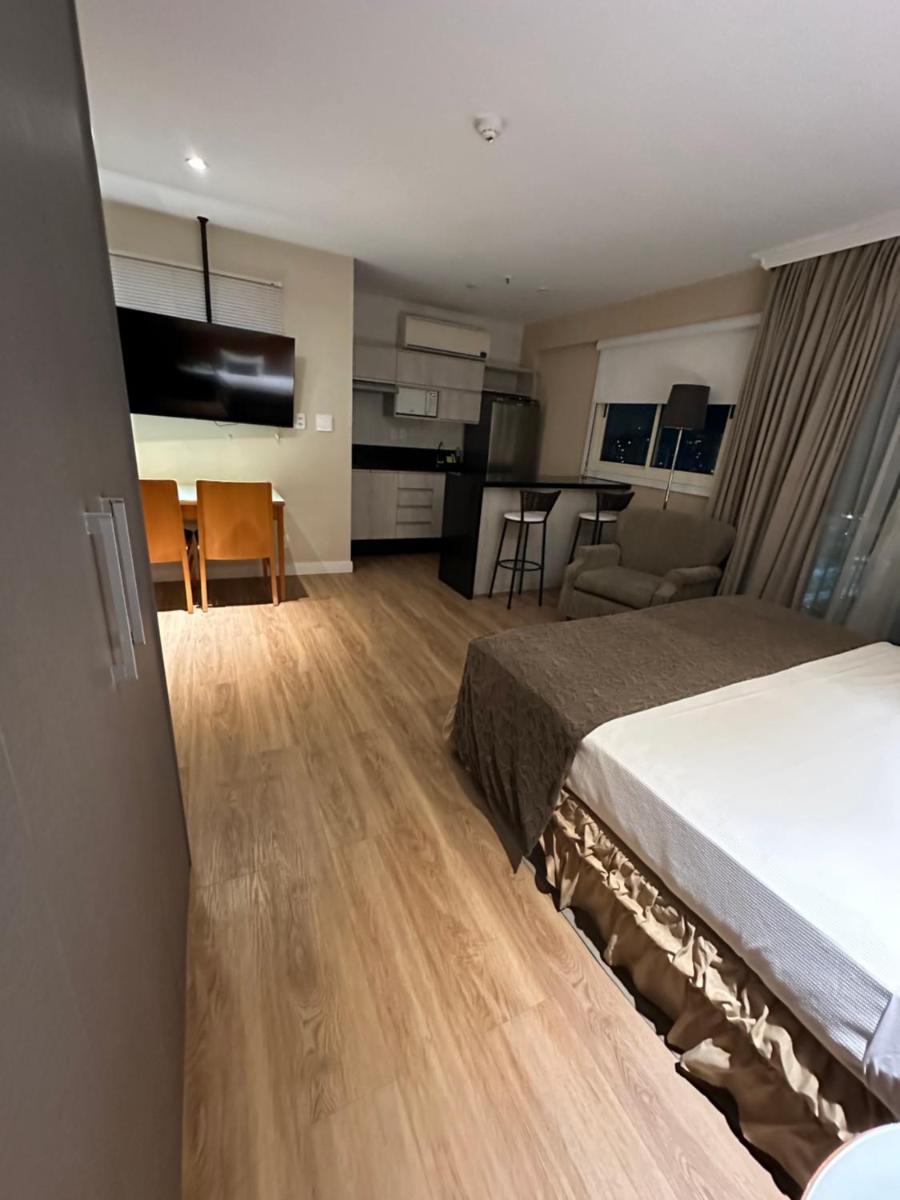 Barra da Tijuca - 9 - Flat Premium com Cozinha, Fogão Cooktop, Geladeira Grande, Smart TV Grande, Lindo e Muitíssimo Confortável, Balsa para a Praia Grátis e Estacionamento Gratuito - Hizvo