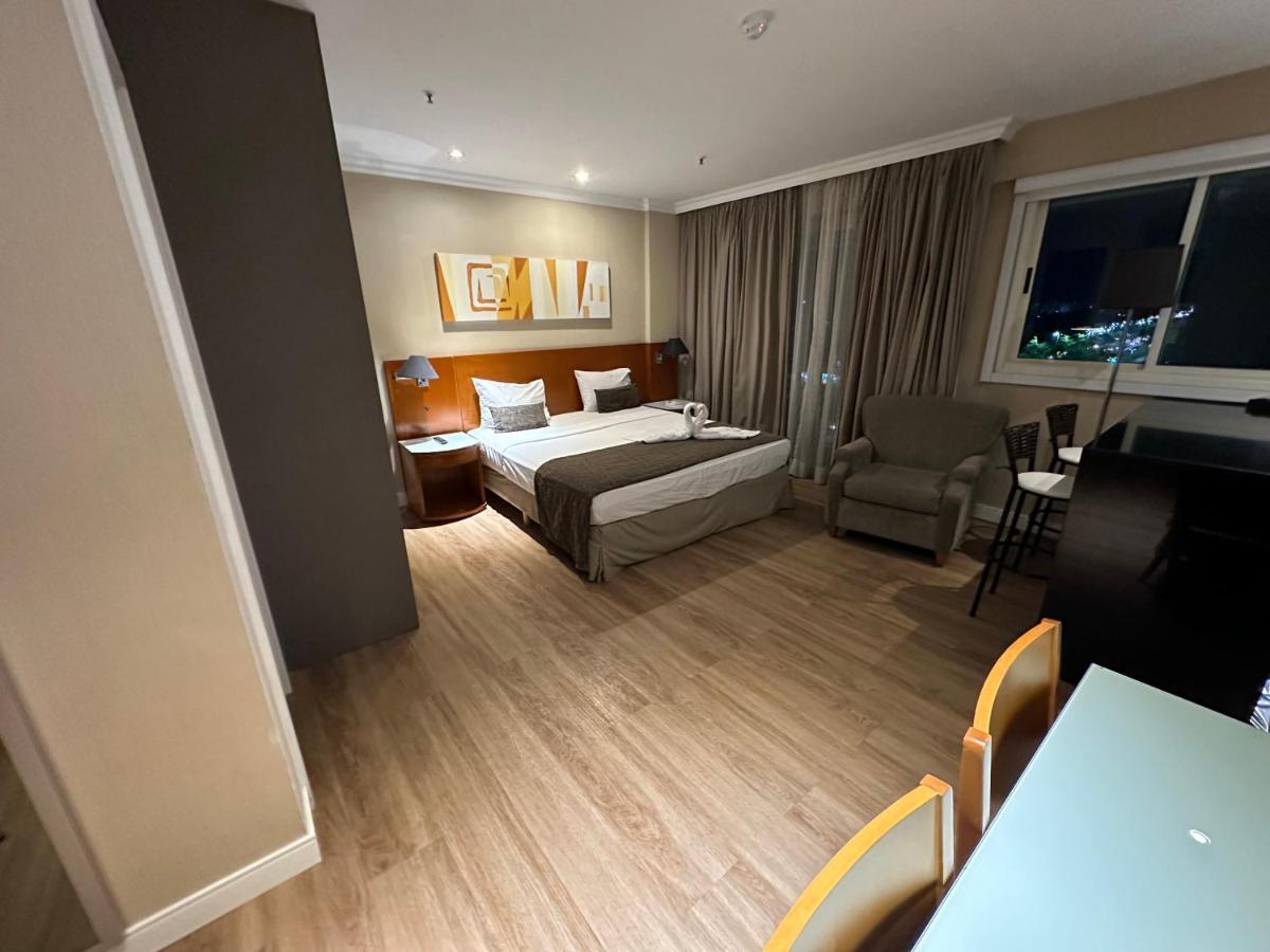 Barra da Tijuca - 9 - Flat Premium com Cozinha, Fogão Cooktop, Geladeira Grande, Smart TV Grande, Lindo e Muitíssimo Confortável, Balsa para a Praia Grátis e Estacionamento Gratuito - Hizvo