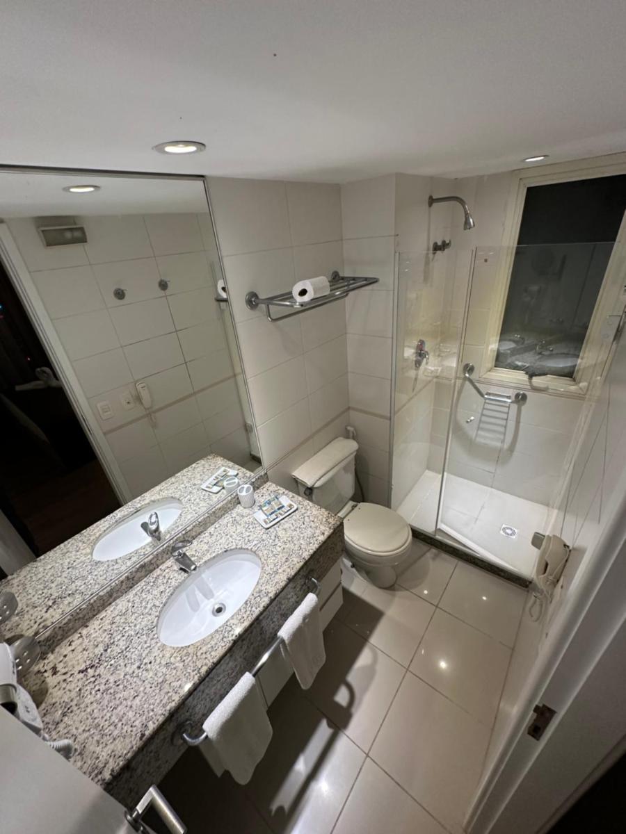 Barra da Tijuca - 9 - Flat Premium com Cozinha, Fogão Cooktop, Geladeira Grande, Smart TV Grande, Lindo e Muitíssimo Confortável, Balsa para a Praia Grátis e Estacionamento Gratuito - Hizvo