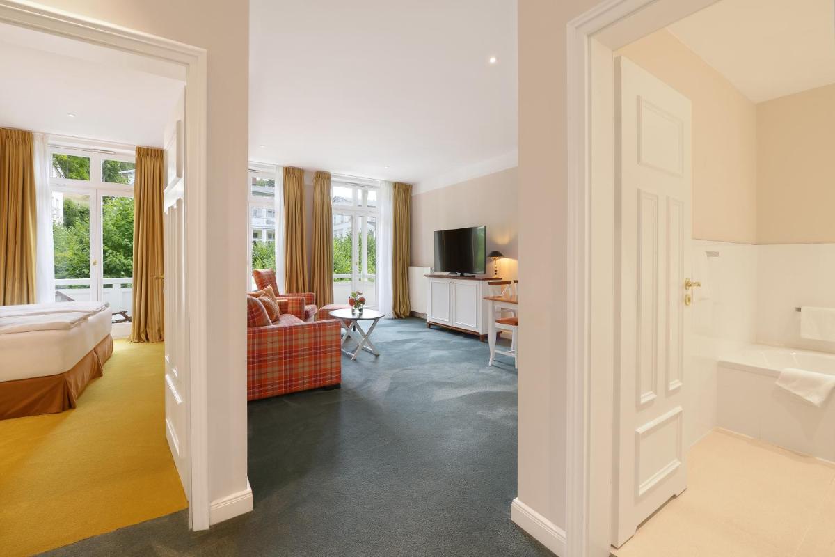 Ein Bett oder Betten in einem Zimmer der Unterkunft ROEWERS Privathotel & Spa