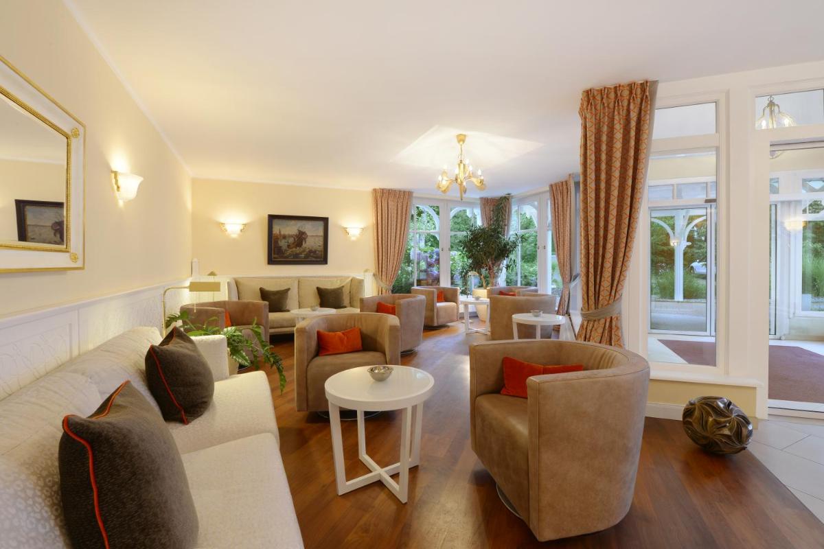 Ein Sitzbereich in der Unterkunft ROEWERS Privathotel & Spa