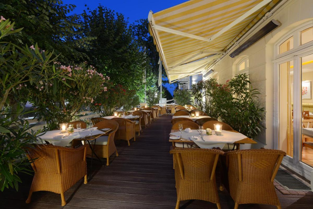 Ein Restaurant oder anderes Speiselokal in der Unterkunft ROEWERS Privathotel & Spa
