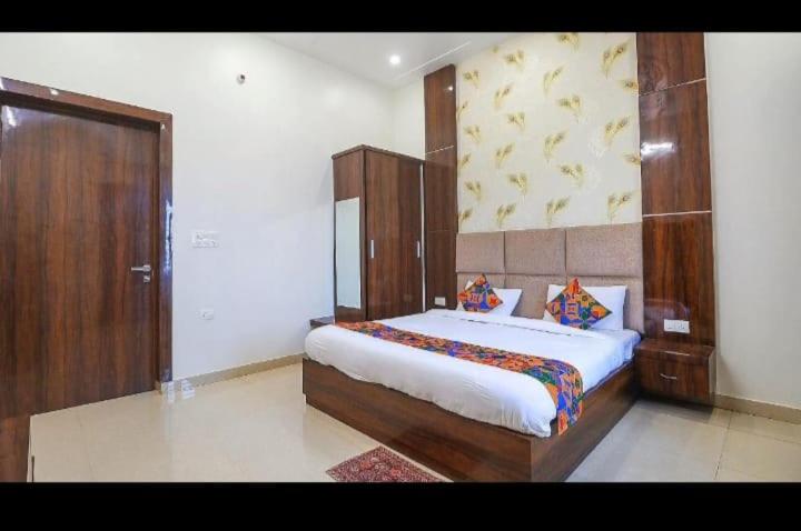 Hotel Mohan Palace - Housity