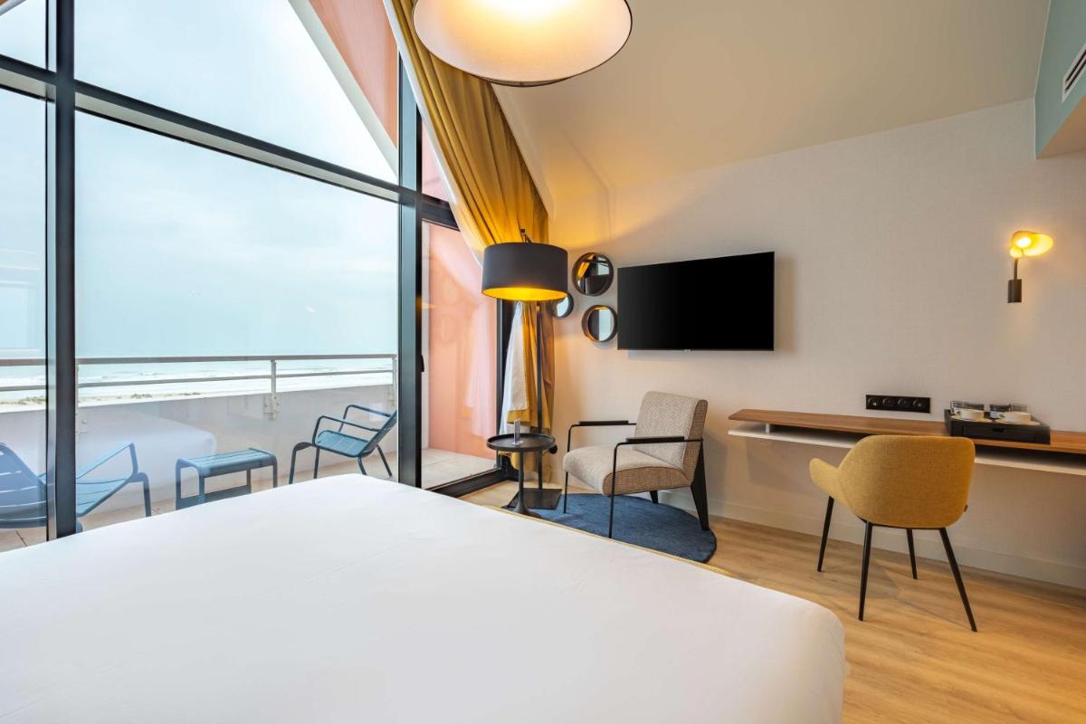 Télévision ou salle de divertissement dans l'établissement Radisson Blu Grand Hotel & Spa, Malo-Les-Bains
