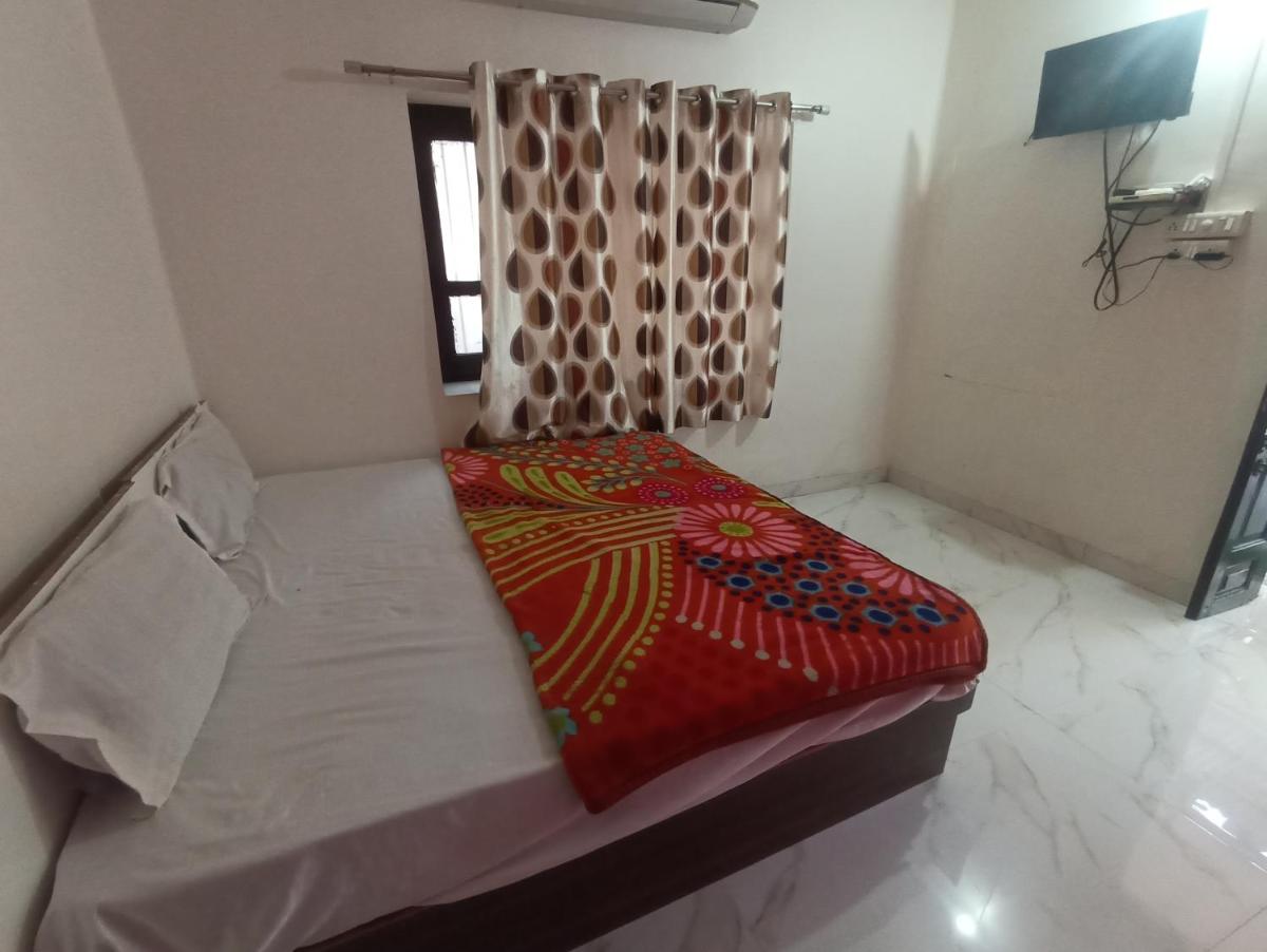 Pink villa house - Housity