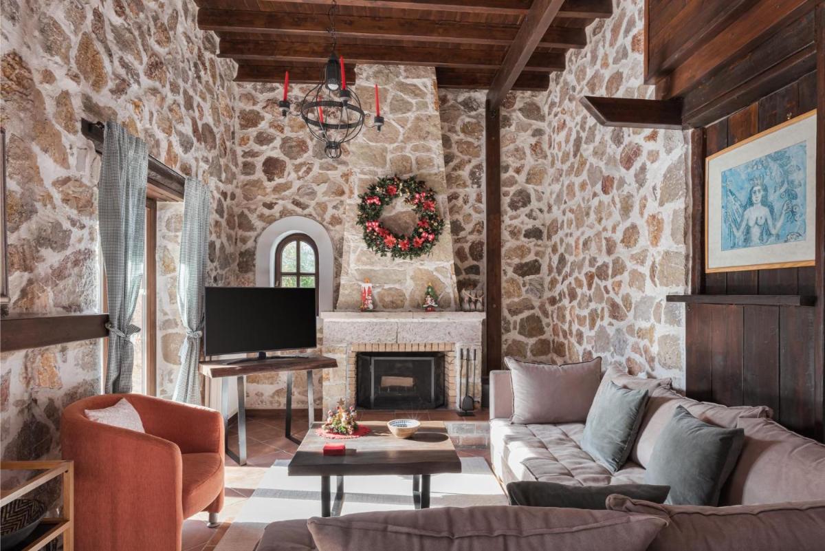 Parnassus Woodstone Chalet - Housity