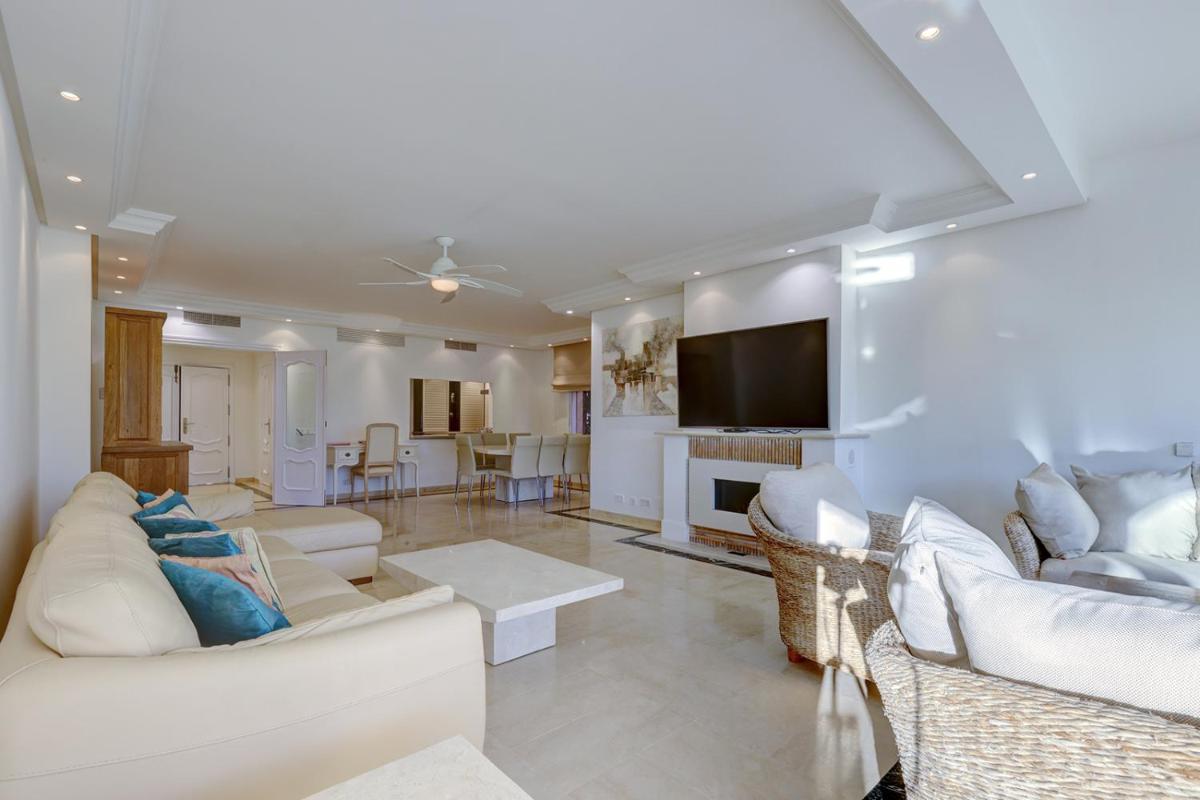 Large Ground Floor Apartment with Private Garden and Beach Access - Housity