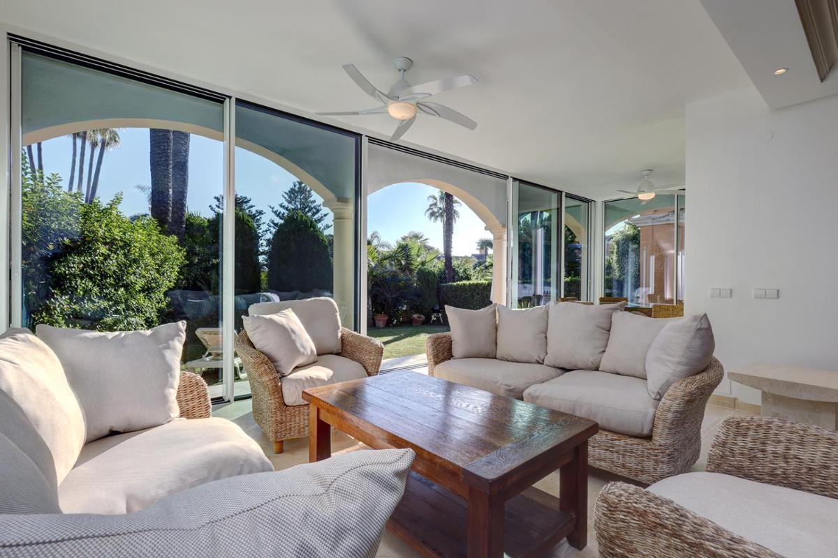 Large Ground Floor Apartment with Private Garden and Beach Access - Housity