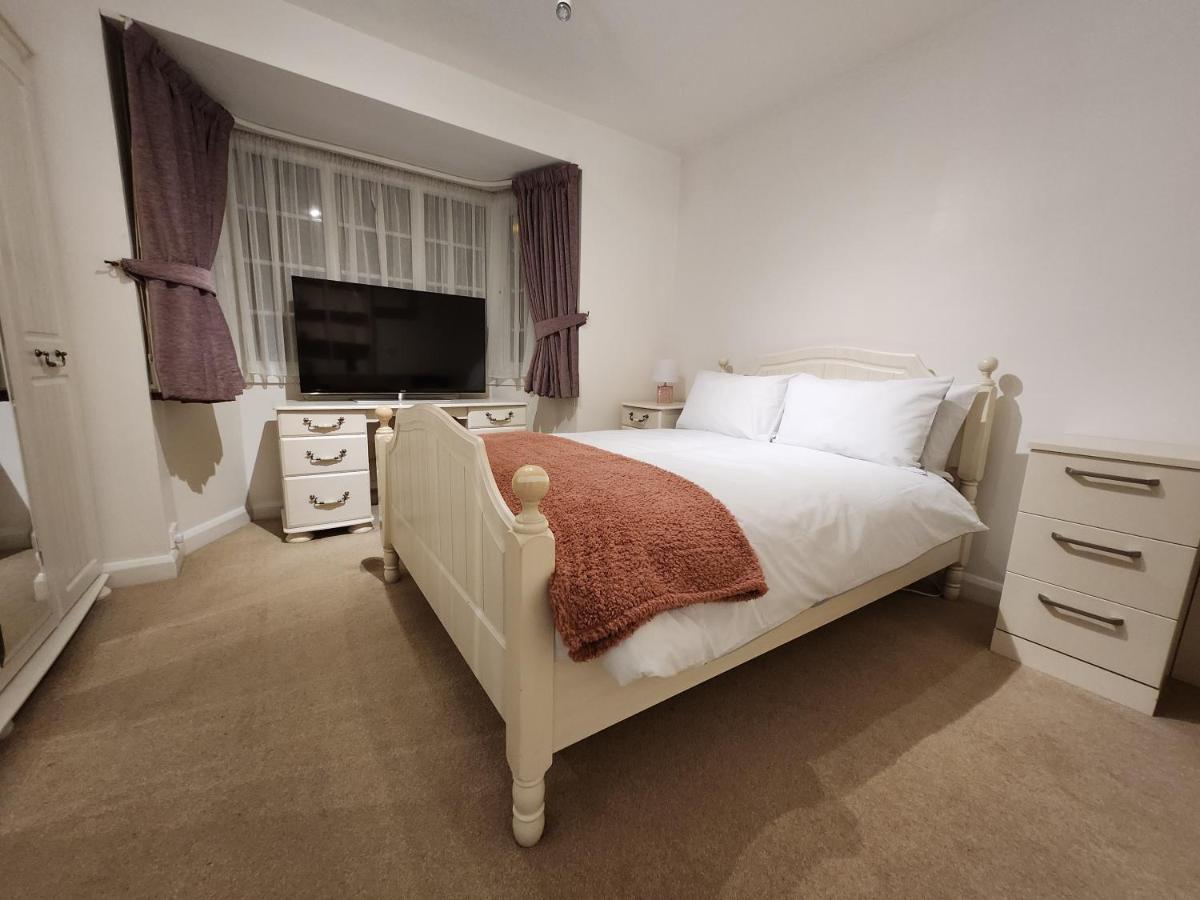 Elmdon House with 4 Spacious Bedrooms to choose - Housity