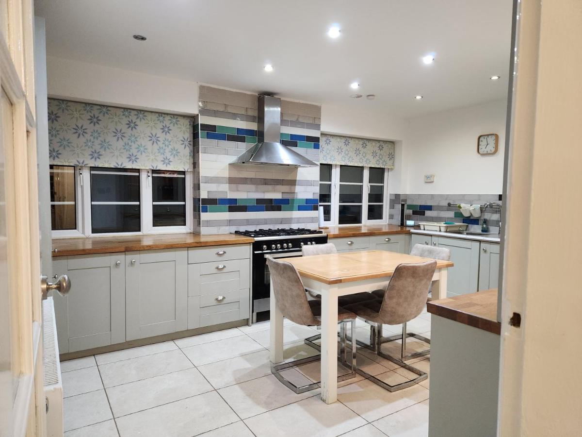 Elmdon House with 4 Spacious Bedrooms to choose - Housity