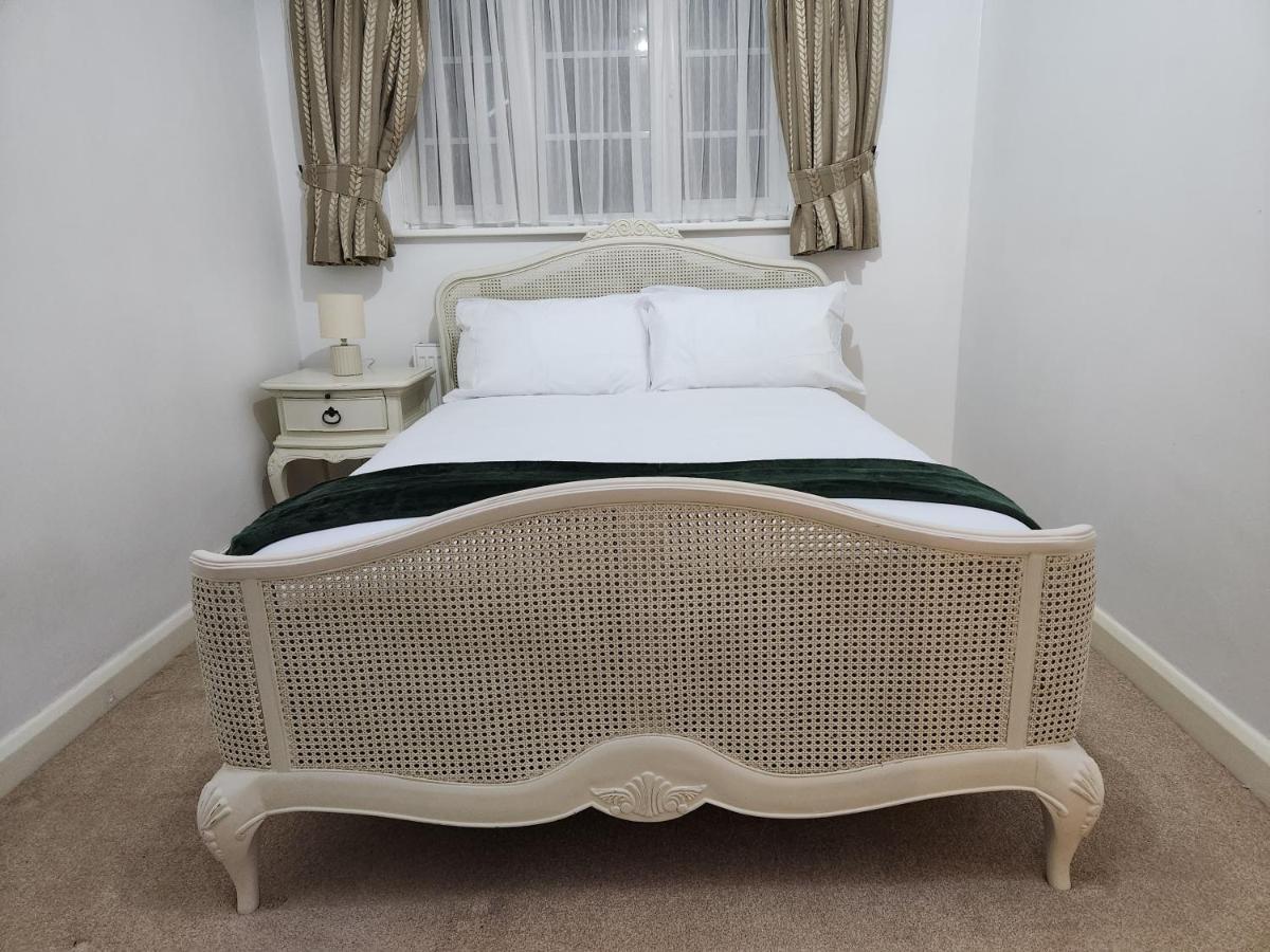 Elmdon House with 4 Spacious Bedrooms to choose - Housity