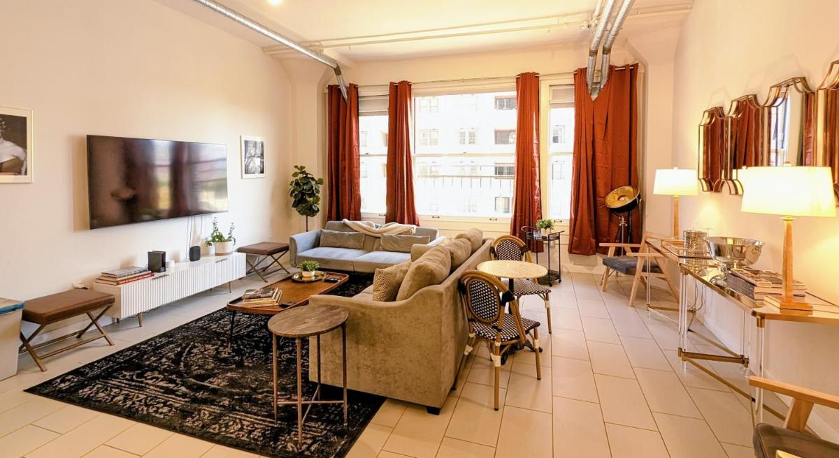 Classic Los Angeles Elegance in Downtown, Sleeps 4, Free Parking and 360 Degree View Roof Top Pool! - Housity