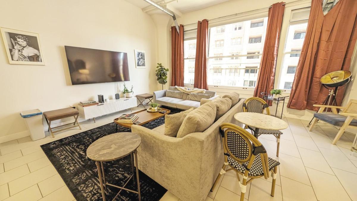 Classic Los Angeles Elegance in Downtown, Sleeps 4, Free Parking and 360 Degree View Roof Top Pool! - Housity