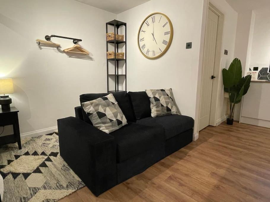 Ultra Modern Studio Apartment, in Central Exeter - Housity
