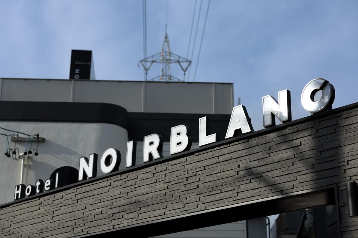 Hotel Noir Blanc - Housity