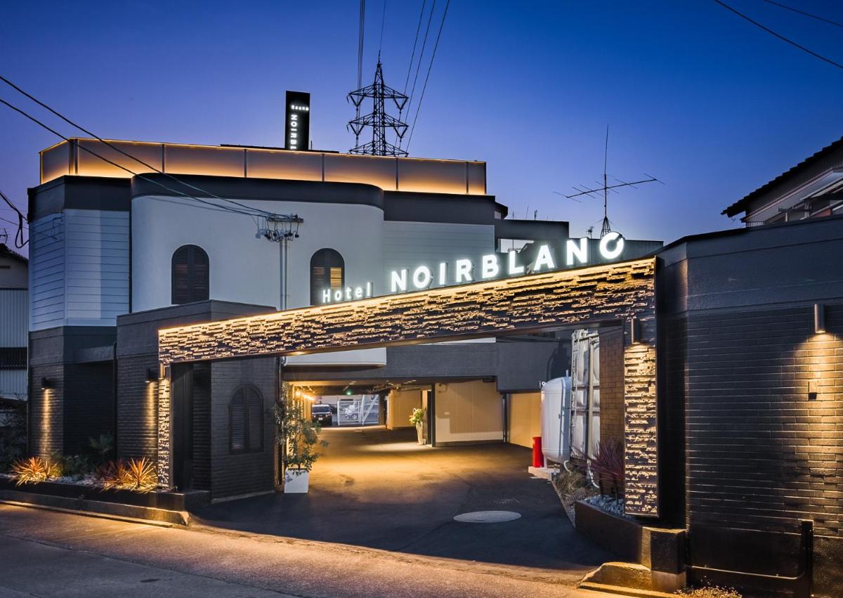Hotel Noir Blanc - Housity