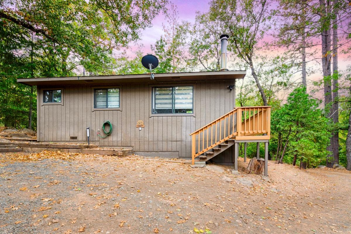 Petite Chalet with deck near Loch Lomond! - Housity