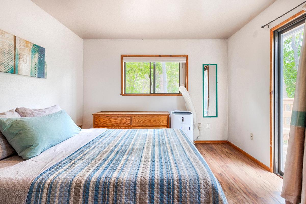 Petite Chalet with deck near Loch Lomond! - Housity