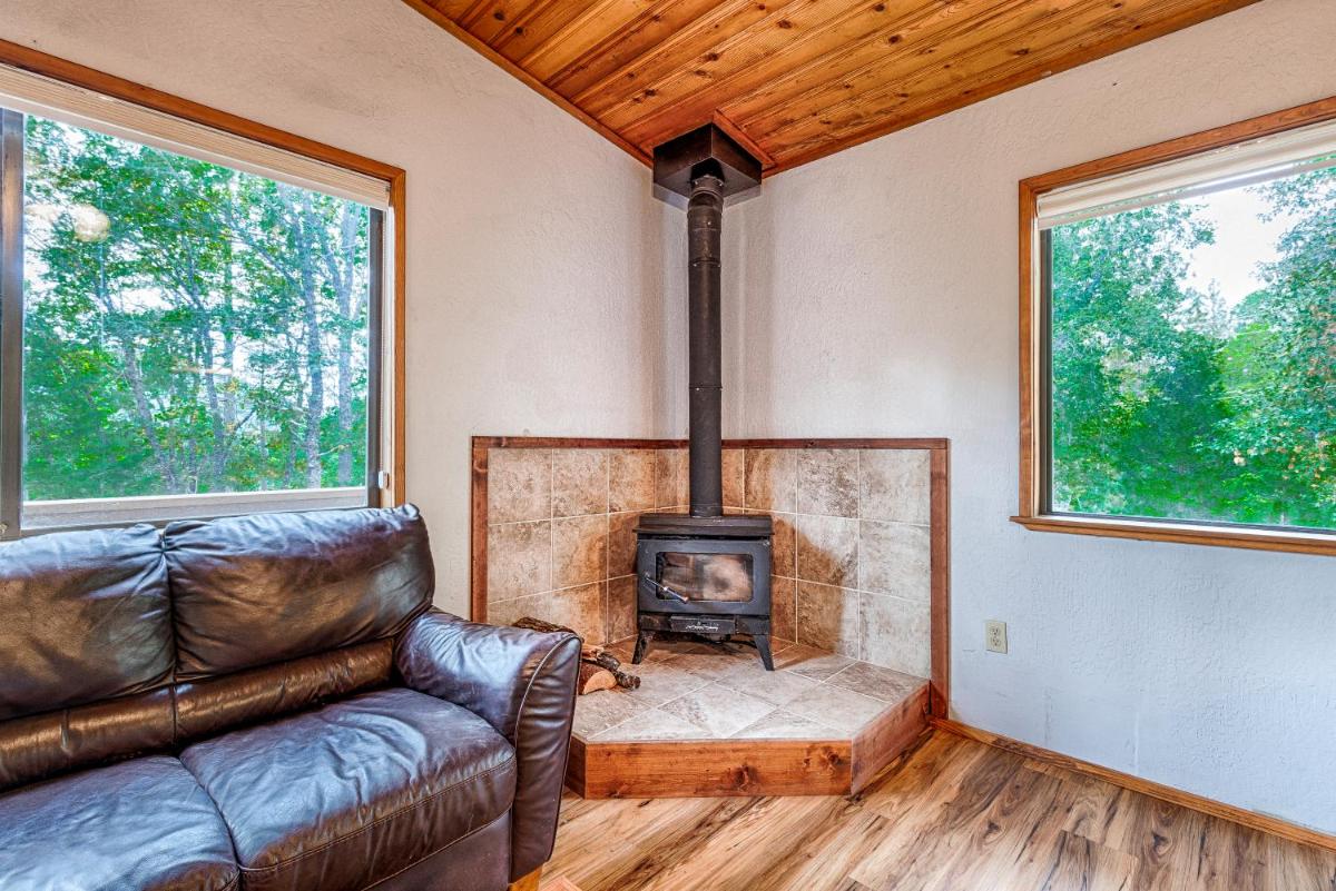 Petite Chalet with deck near Loch Lomond! - Housity