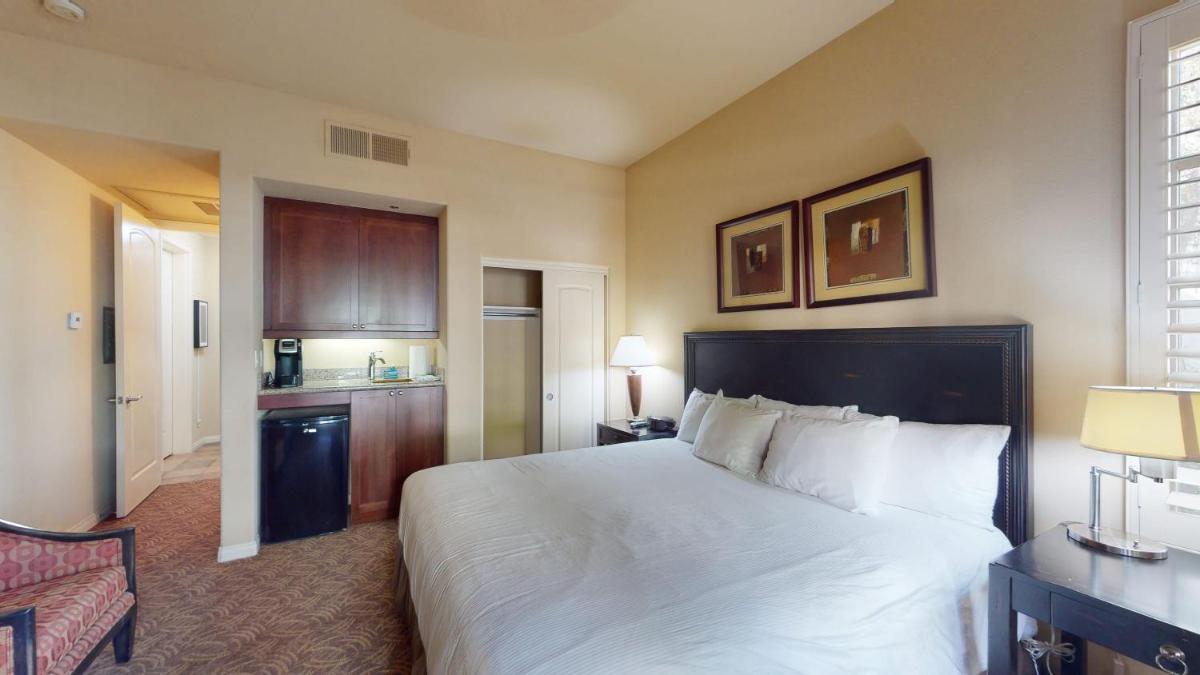 LV028 Private Downstairs Studio on Main Paseo - Housity