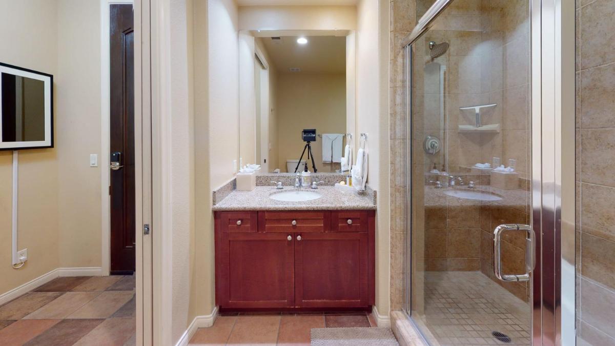 LV028 Private Downstairs Studio on Main Paseo - Housity
