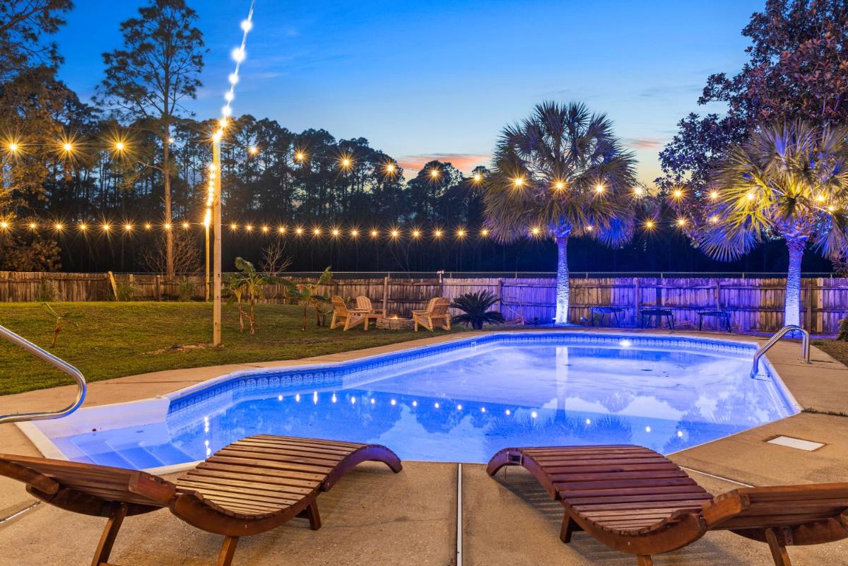 Gulf Breeze Beach House w Pool Huge Hot Tub and Sauna - Housity