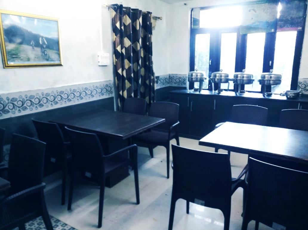 Hotel Holiday Dalhousie - Near Ghandhi Chowk Mall Road - Housity