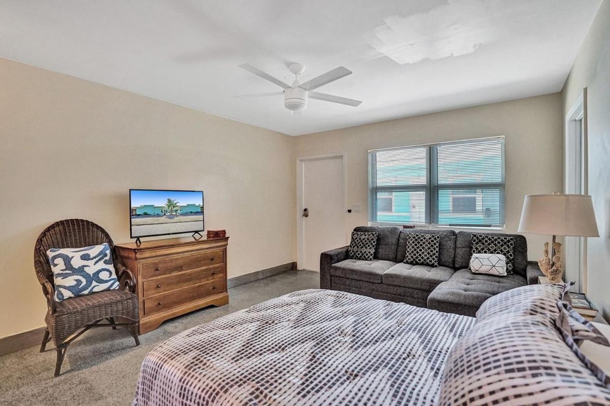 Hollywood Broadwalk Holiday Retreat Beach Walk - Housity