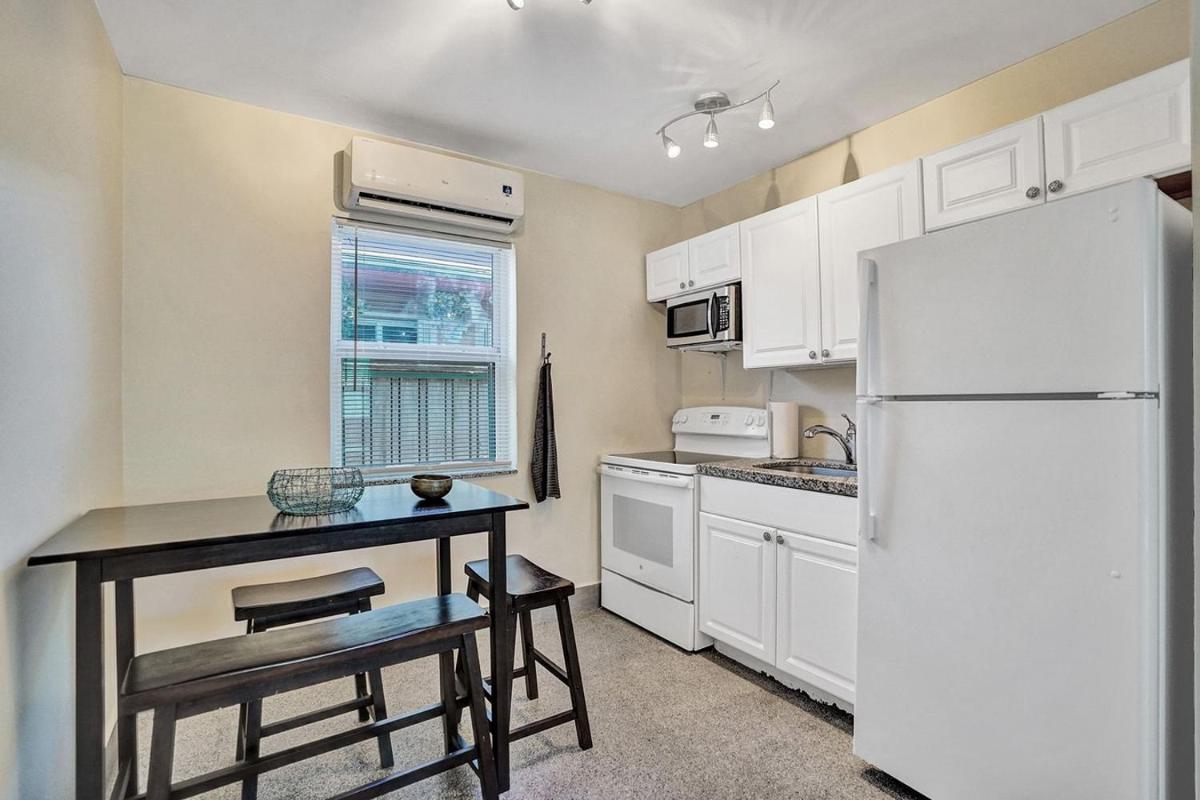 Hollywood Broadwalk Holiday Retreat Beach Walk - Housity