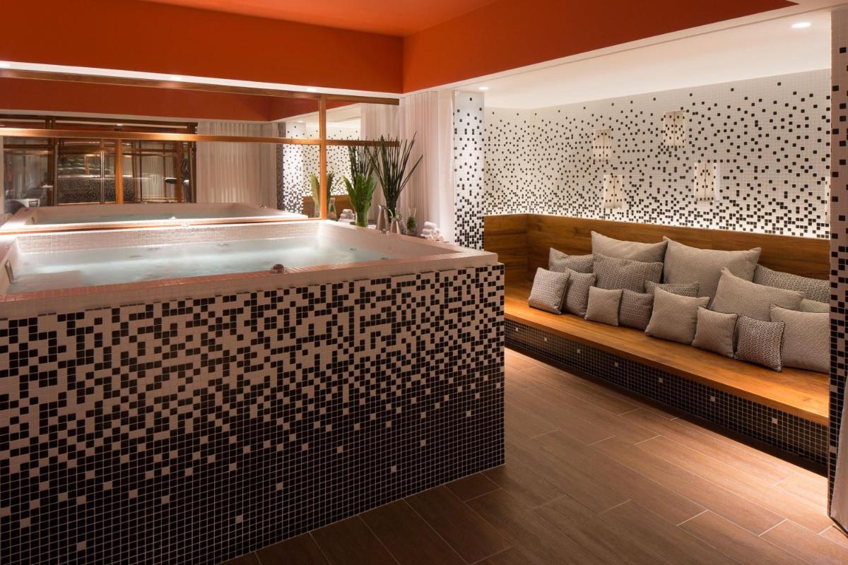 Coin salon dans l'établissement Renaissance Paris Republique Hotel & Spa