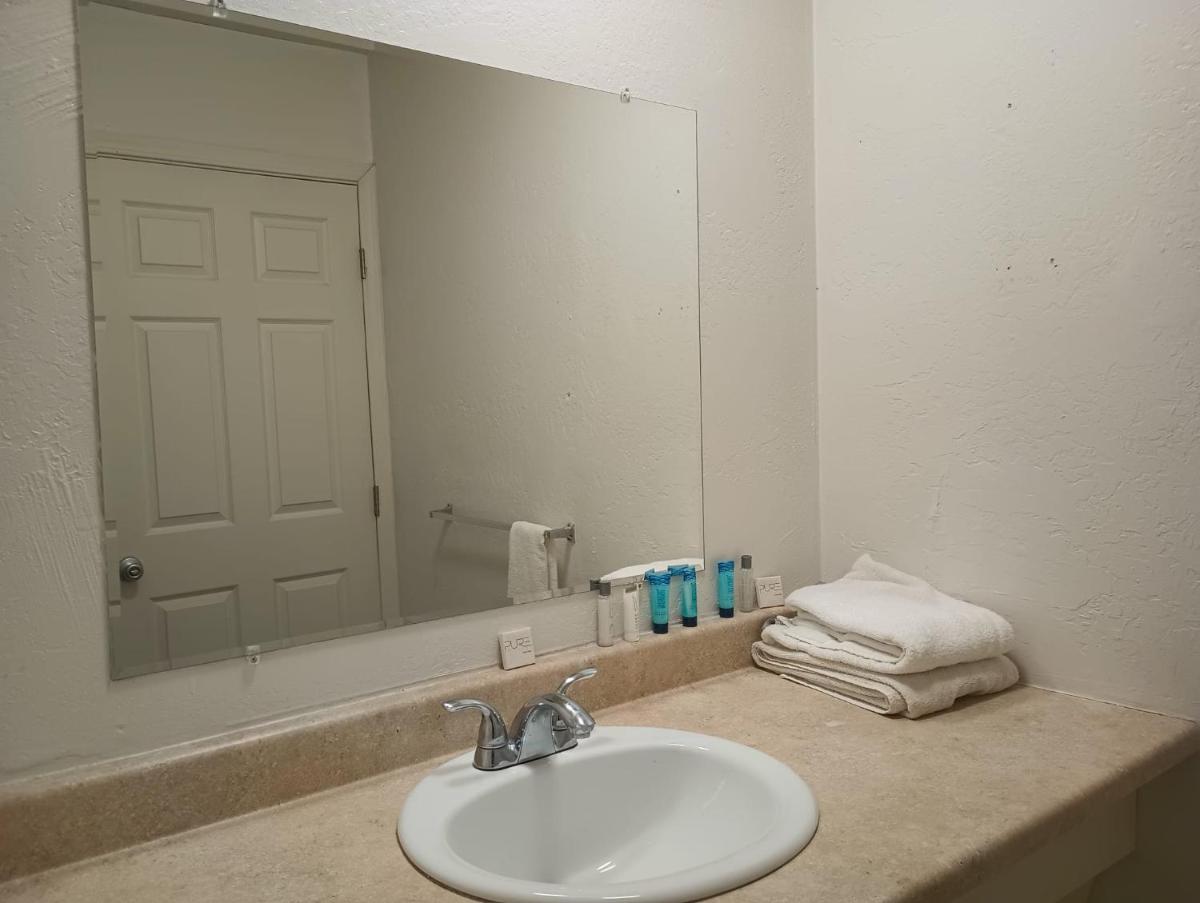 Cedar Inn & Suites - Housity