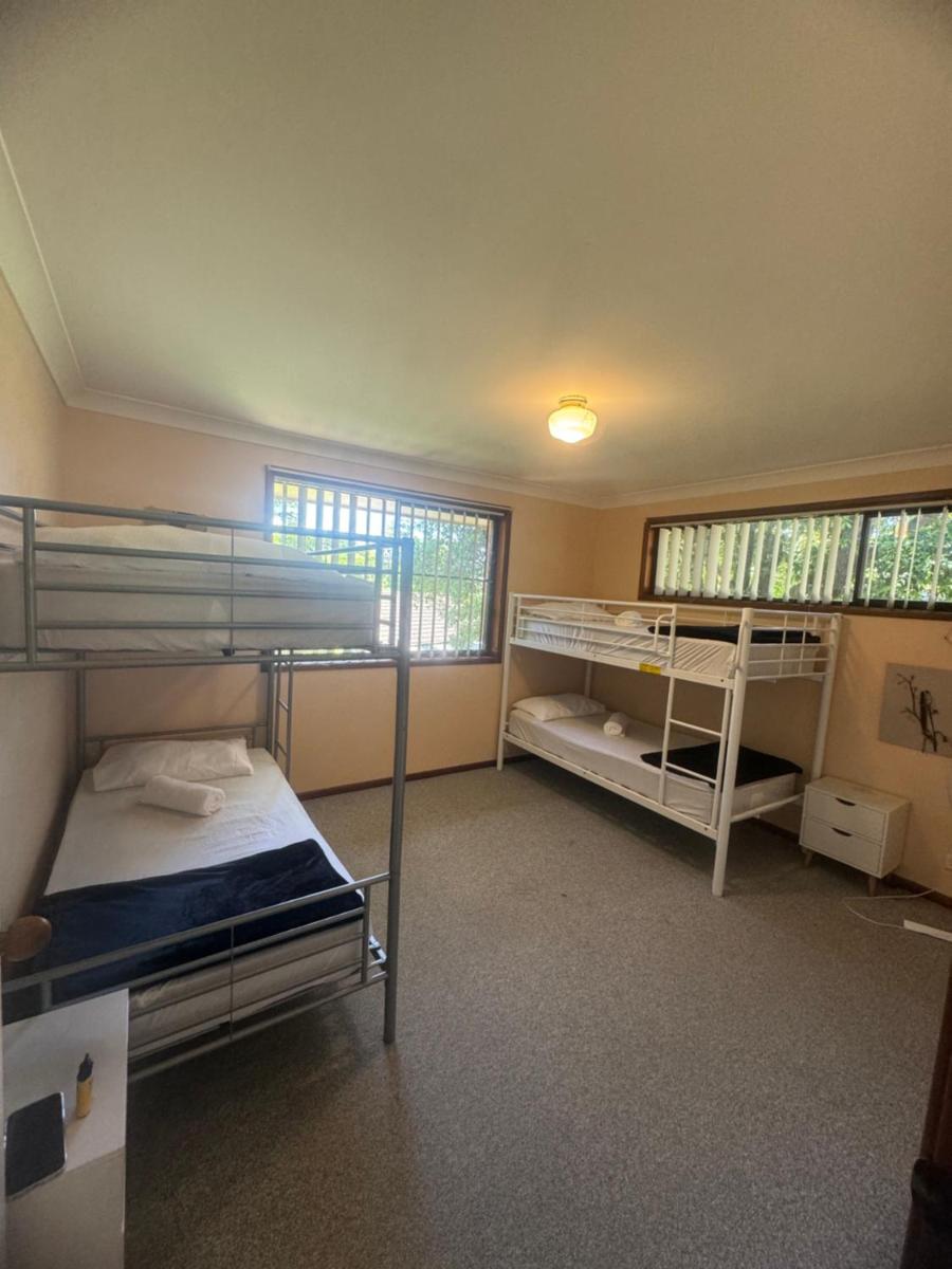 Entire 3 bedroom home with lock up garage - sleeps 10 - Housity