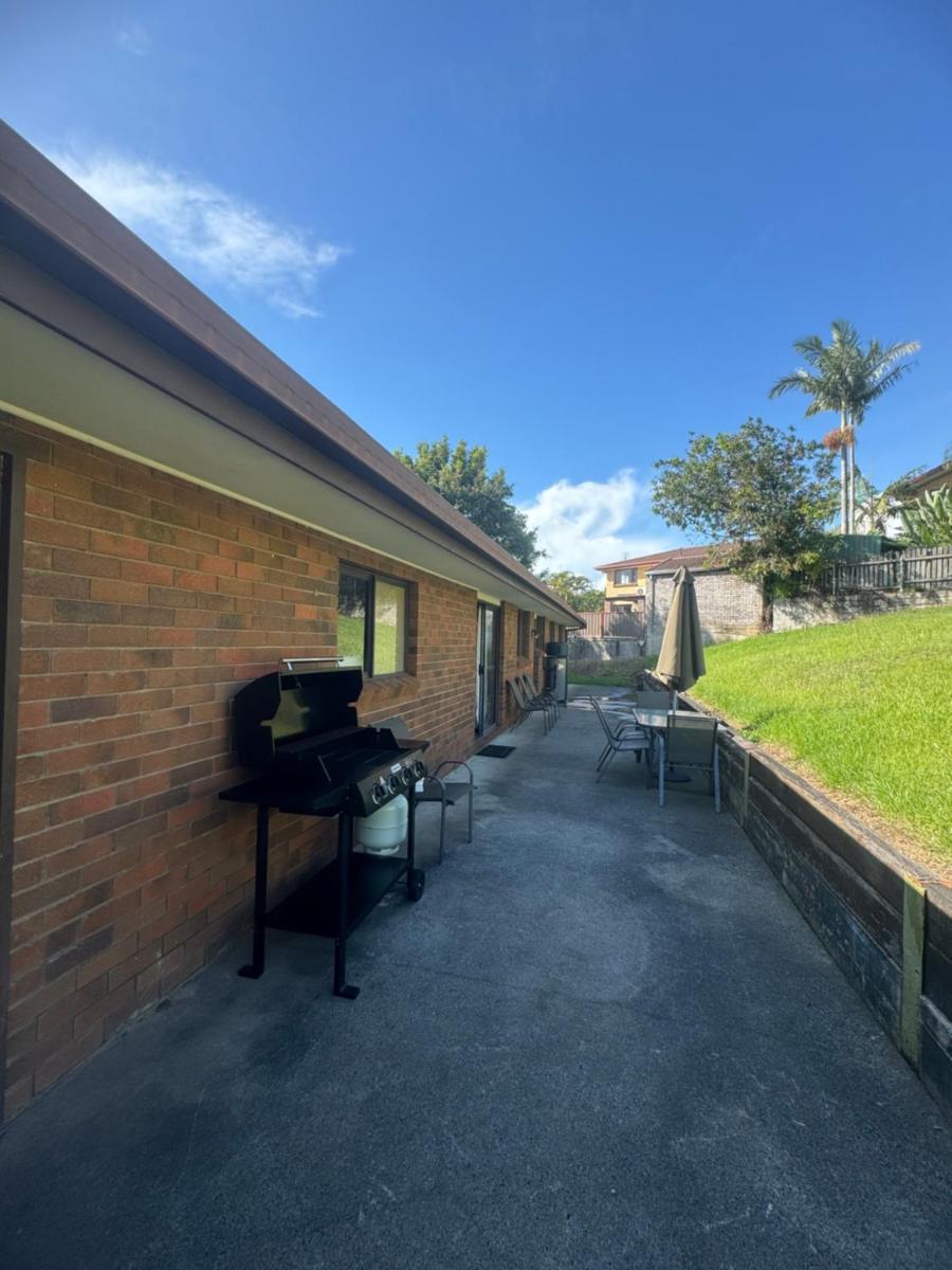 Entire 3 bedroom home with lock up garage - sleeps 10 - Housity