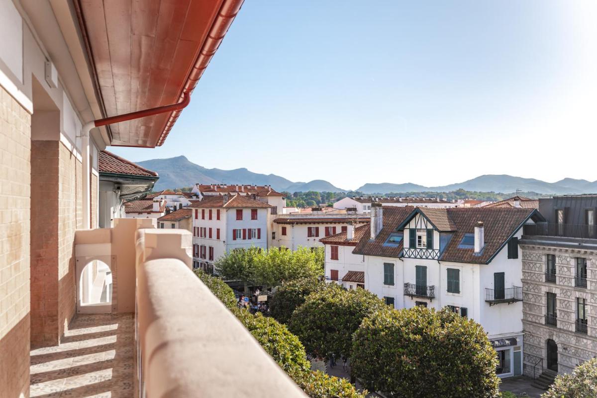 Vue générale sur la montagne ou vue sur la montagne depuis l'hôtel