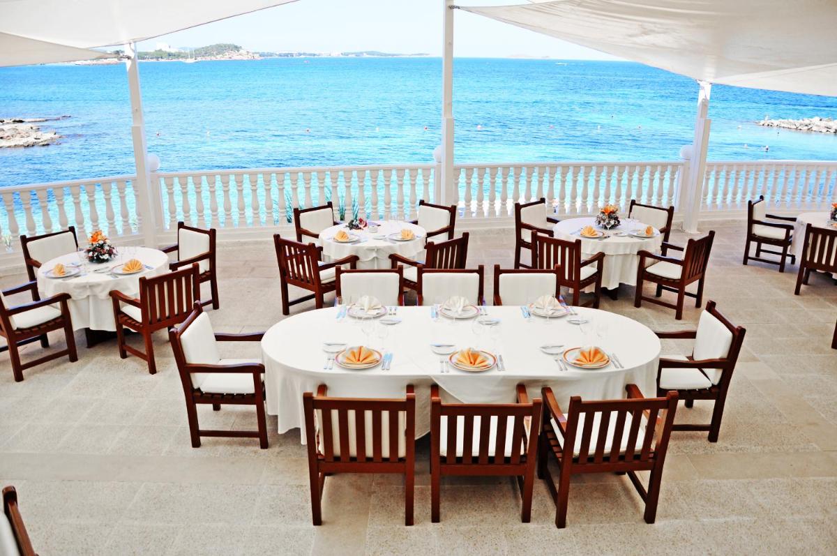 Un restaurante o sitio para comer en Grand Hotel Palladium Santa Eulalia del Río