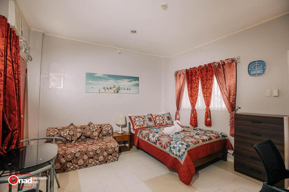 Ashley and Bill's Suites 'N Garden Hotel and Vacation Homes - Housity