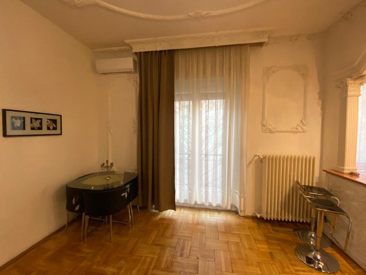 Apartment with Balcony and AC next to Danube - Housity