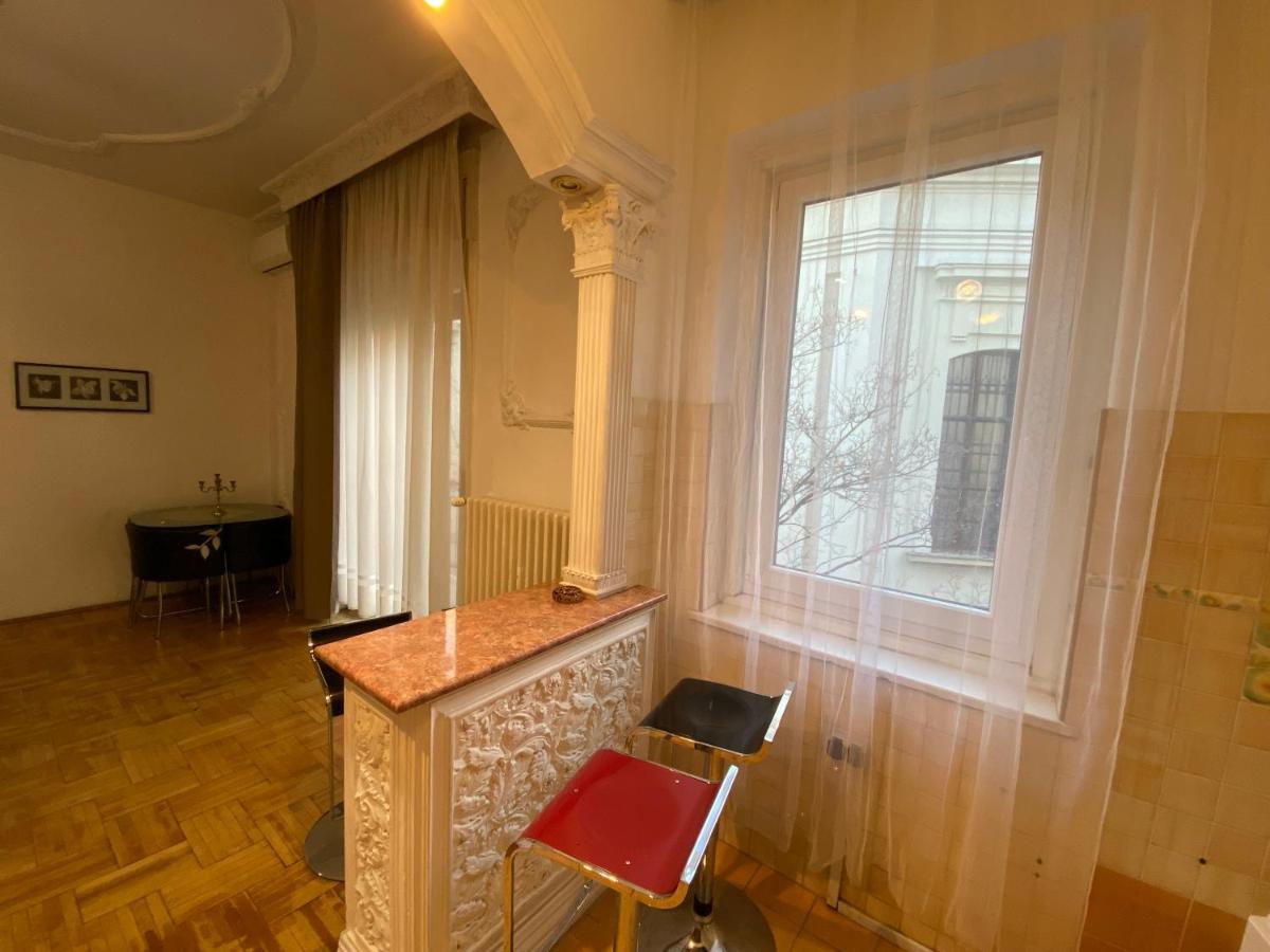 Apartment with Balcony and AC next to Danube - Housity