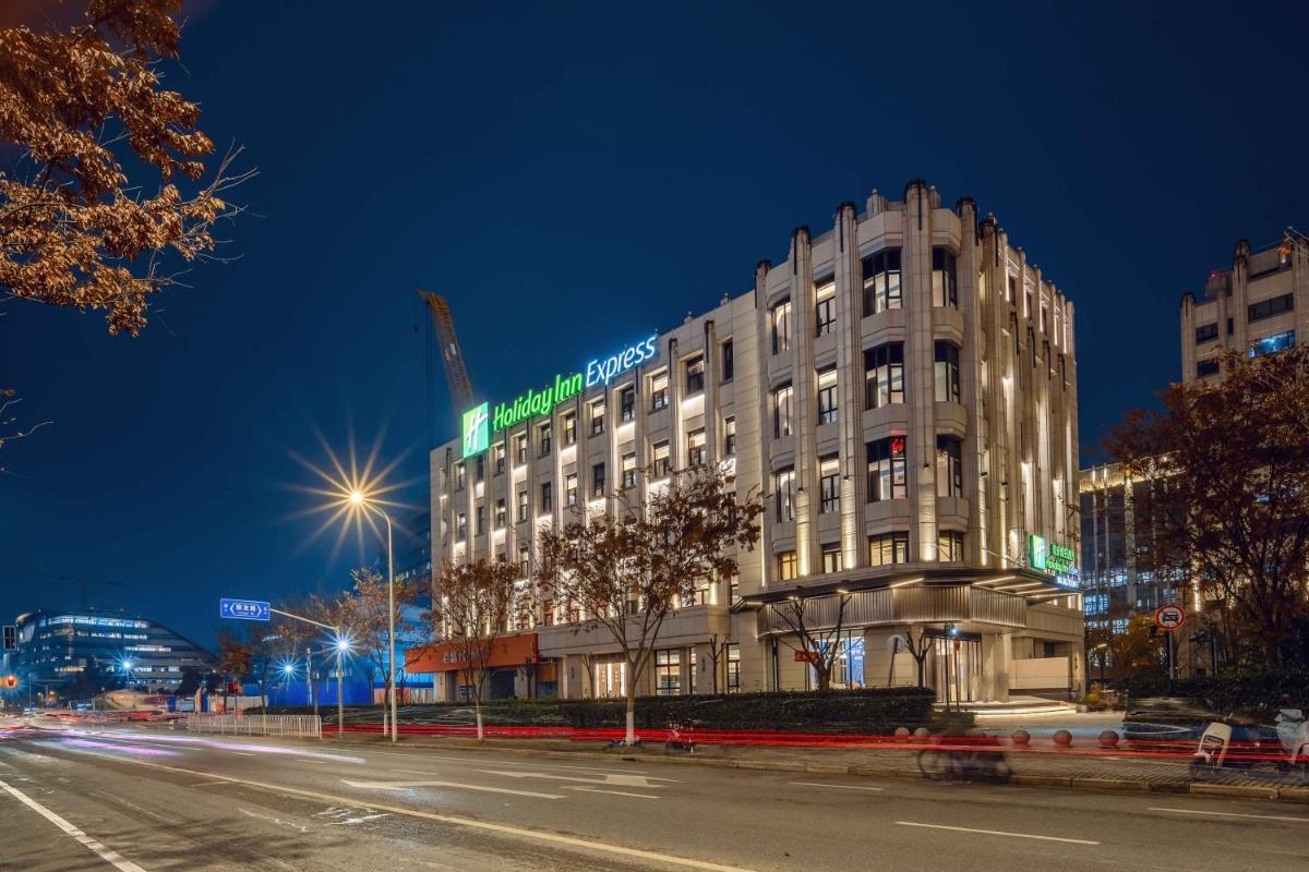 Holiday Inn Express Shanghai Hongqiao NECC, an IHG Hotel - Housity