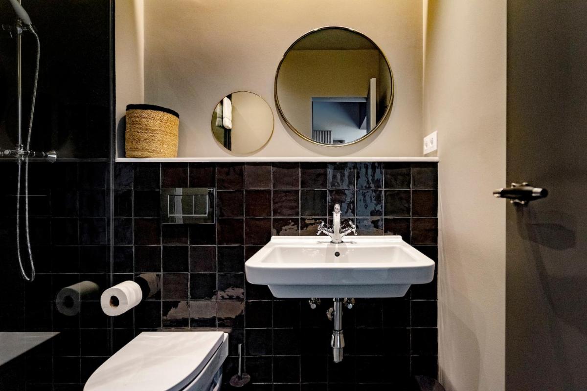 Hostal Porxos Garden - Housity