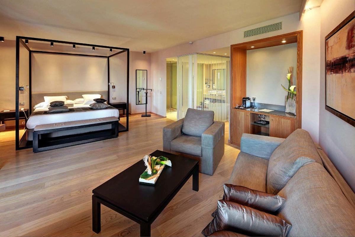 una sala de estar con una cama y un sofá en Palace Bonanza Playa Resort & SPA by Olivia Hotels Collection, en Illetas