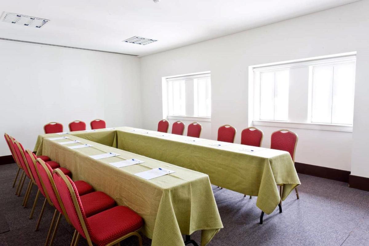 A área empresarial e/ ou a sala de conferências de Curia Palace Hotel & Spa