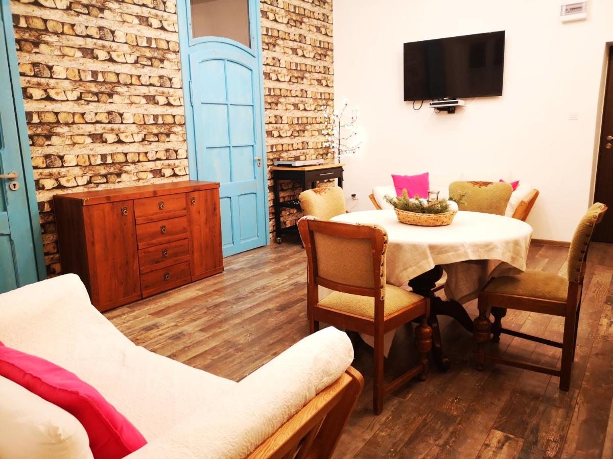 Kot Pocztowy - Housity
