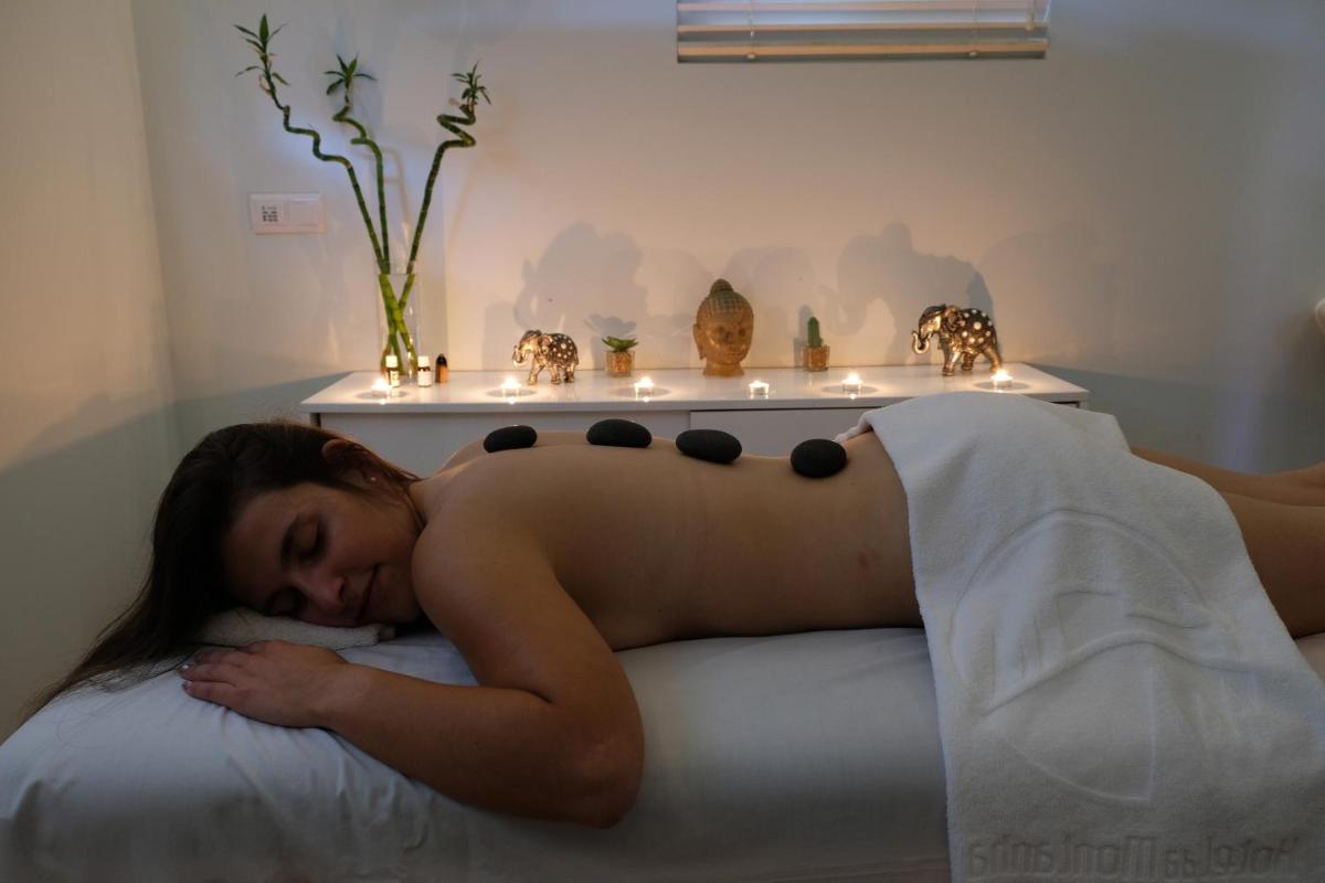 Uma cama ou camas num quarto em Hotel Da Montanha