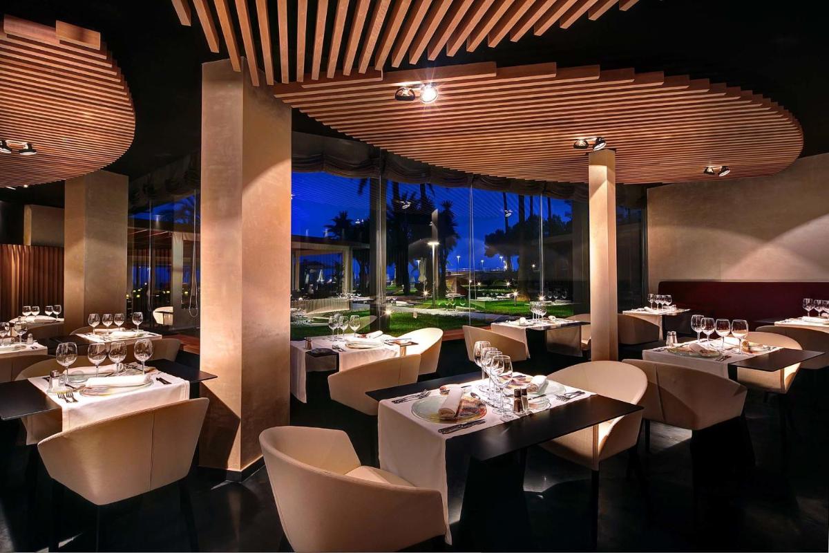 Un restaurante o sitio para comer en Palace Bonanza Playa Resort & SPA by Olivia Hotels Collection