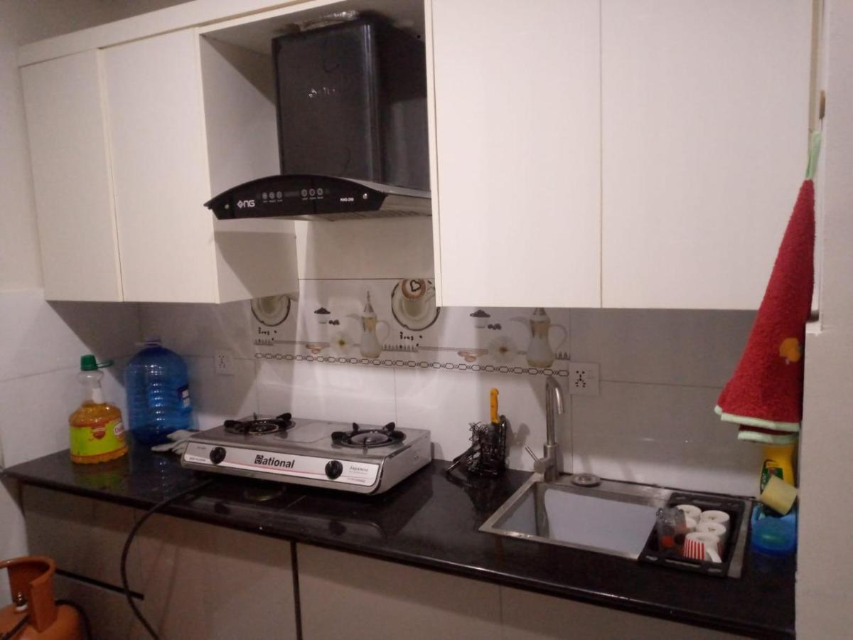 Rehan's 1 bed Apartment with Free Wifi , Warm Water, Functional Kitchen - Housity