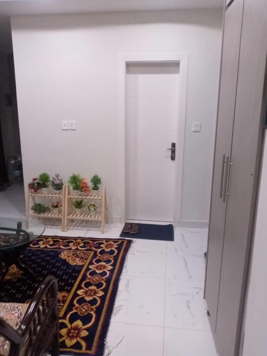 Rehan's 1 bed Apartment with Free Wifi , Warm Water, Functional Kitchen - Housity