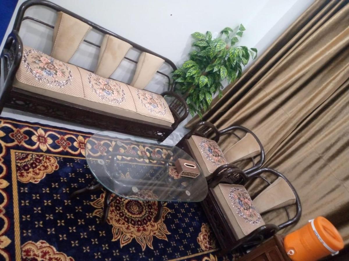 Rehan's 1 bed Apartment with Free Wifi , Warm Water, Functional Kitchen - Housity